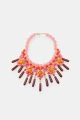 Collar de diseño llamativo compuesto por múltiples cuentas de resina en diversas formas, tamaños y tonalidades de rosa, naranja y marrón oscuro, con cierre de mosquetón.