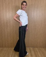 Jeans de tiro medio en denim extra soft, con diseño de pierna ancha tipo wide leg.