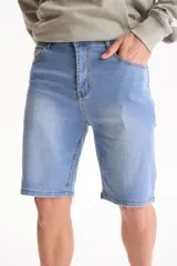Bermuda de jean de corte clásico con spandex, color azul con lavado medio y costuras en contraste.