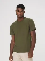 Camiseta celeste de corte slim, cuello redondo y manga corta.