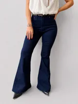 Jean oxford de tiro alto en denim azul oscuro, con calce ajustado en cadera y muslos, y botamanga amplia. Confeccionado en tejido elástico que se adapta a la silueta.