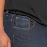 Pantalón de jean de corte recto, color azul oscuro, con bolsillos delanteros y traseros.