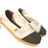 Alpargatas combinadas en blanco y azul marino, de lona reforzada con suela de goma.