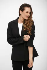 Blazer negro de corte sastrero, con solapas clásicas, cierre frontal de un botón y bolsillos laterales con solapa.