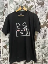 Remera negra de manga corta con estampado de un gato con rasgos del personaje Suguru Geto del anime Jujutsu Kaisen.