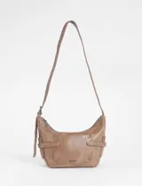 Bandolera de cuero vegano color beige, con diseño de bolsillo frontal decorado con tachas metálicas y correa larga regulable.