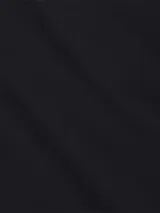 Pantalón chino negro de corte slim con pierna recta, confeccionado en algodón pima elástico. Presenta cierre de cremallera con botón, dos bolsillos ribeteados en la cintura y dos bolsillos traseros de ojal con botón.