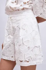 Short blanco de broderie con cintura elastizada.