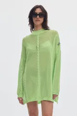 Sweater de punto calado color verde claro, con cuello alto, mangas largas y diseño oversized.