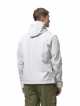 Campera softshell negra con capucha ajustable, cierre frontal completo y bolsillos laterales con cierre. Presenta puños con ajuste de velcro y logo de la marca estampado en el pecho.