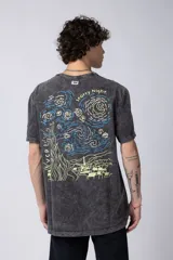Remera de algodón con efecto de lavado desgastado tipo snow wash, de corte semi-oversize y manga corta. Presenta un pequeño estampado artístico en el pecho inspirado en la obra de Van Gogh.