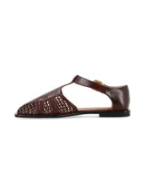 Sandalias planas de cuero color marrón chocolate, con diseño cerrado en la parte delantera que combina una puntera lisa y laterales de tejido entrelazado. Cuenta con tira ajustable al tobillo mediante hebilla metálica dorada.