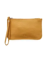 Sobre clásico de cuero color mostaza con textura granulada, cierre metálico superior y correa de mano incorporada.