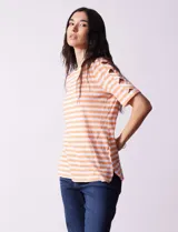 Remera de algodón a rayas horizontales blancas y negras, con cuello redondo y mangas cortas con aberturas entrelazadas.