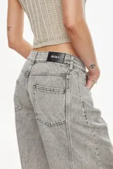Jean de denim celeste de tiro alto y silueta wide leg, con costuras marcadas, bolsillos funcionales, bolsillo trasero inferior con bordado y terminación desflecada en el ruedo.