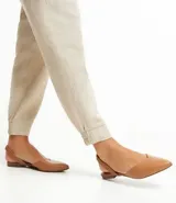 Zapatilla mule color marrón, con puntera fina y tira elástica en el tobillo.