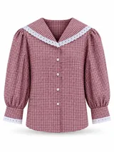 Blusa de manga larga con estampado de cuadros vichy en tono bordó y blanco. Presenta cuello marinero amplio con borde de broderie blanco, cierre frontal abotonado y mangas abullonadas con puños ajustados que también cuentan con detalles de broderie.