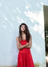 Vestido midi rojo de algodón con diseño palabra de honor, cuerpo drapeado y falda plisada evasé.