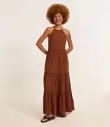 Vestido largo midi marrón con escote halter, espalda descubierta y falda con volados.
