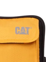 Bolso tipo morral Caterpillar, color amarillo con detalles en negro. Cuenta con compartimento principal con cierre, bolsillo frontal con solapa, parche reflectante y correa ajustable.