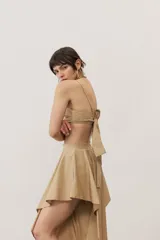 Pantalón estilo falda de color beige, con diseño amplio y fluido, tiro alto y pretina estructurada.