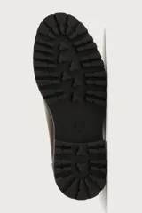 Zapato de cordones de estilo derby, color negro, con parte superior lisa, detalle de bordón en el empeine, horma redonda y suela track dentada.