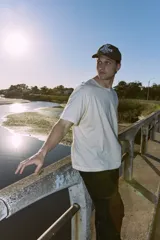 Remera de algodón color crudo, corte holgado, cuello redondo y manga corta. Estampa en la espalda con diseño de uvas y texto "Creative Studio Rue de Valois".