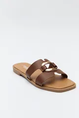 Sandalias planas color beige con dos tiras anchas en la capellada y hebilla metálica dorada.