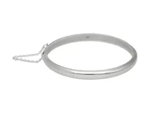Pulsera tipo esclava rígida de plata 925, con acabado pulido y cadena de seguridad integrada.