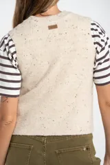Chaleco de punto sin mangas, color beige melange con motas oscuras, de cuello redondo y corte recto.