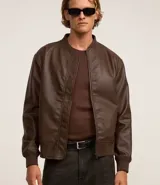 Campera estilo bomber de hombre, color marrón oscuro, confeccionada en poliuretano (PU) con cuello alto, cierre frontal y puños y bajo acanalados.