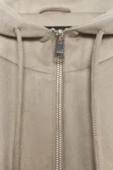 Chaqueta bomber de efecto ante en color marrón, con capucha ajustable mediante cordones, cierre frontal con cremallera, bolsillos laterales y bajo con elástico interior.