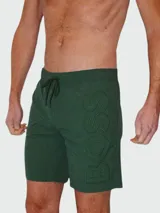 Short de baño verde con cintura elástica ajustable con cordón y logo de la marca bordado en la pierna.