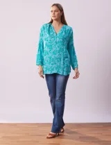 Blusa de gasa estampada con flores, marca Grand & Greene. Tiene cuello a la base, escote en V y abertura con botones.