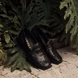 Mocasines de cuero vacuno con textura grabada color beige, diseño de punta cuadrada y taco bajo de madera.