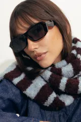 Lentes de sol con armazón rectangular de carey oscuro y cristales degradados. Cuentan con protección UV400 y están fabricados en policarbonato.