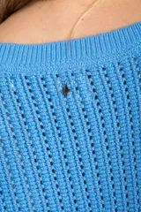 Chaleco sin mangas de tejido de punto color rosado pálido, con textura calada y acabado lurex, corte al cuerpo y cuello redondo.