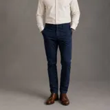 Pantalón de corte recto y estilo clásico, color azul marino, con bolsillos laterales y cierre frontal con botón y cremallera.