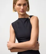 Vestido midi negro de microfibra, sin mangas, con escote asimétrico y detalle de hebilla dorada en el hombro. Presenta fruncido en el lateral y un corte ajustado.