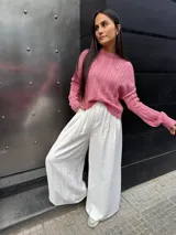 Sweater color crema tejido con diseño en ochos y cuello redondo.