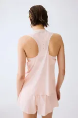 Musculosa deportiva rosada de corte estándar, confeccionada en tejido funcional DryMove que ayuda a absorber el sudor, con cuello redondo y aberturas laterales en el bajo.