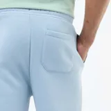 Pantalón de jogging color azul claro, confeccionado en tejido de muletón, con cintura elástica y cordones ajustables.