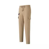 Pantalón cargo color beige de corte recto, con cintura elástica ajustable mediante cordón y bolsillos laterales amplios. Presenta un pequeño bordado del logotipo de los New York Yankees en la parte superior derecha.