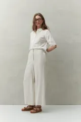 Pantalón Alessio de corte amplio y silueta recta, confeccionado en mezcla de lino y viscosa. Cuenta con diseño de tiro medio y cintura cómoda.