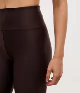 Legging deportiva de tiro alto confeccionada en microfibra elástica, con diseño ajustado y bolsillo funcional integrado. Presenta un acabado liso y costuras reforzadas para mayor comodidad durante la actividad física.