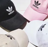 Gorra Adidas Originals color blanco con logo bordado en negro en el frente.