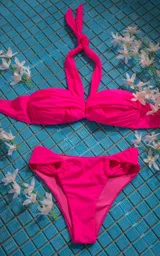Conjunto de bikini blanco con corpiño bandeau con tiras para atar al cuello y bombacha con detalle de frunces en los laterales.