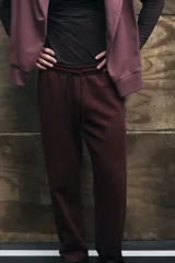 Pantalón de jogging de corte estándar confeccionado en tejido de punto pesado, con cintura elástica ajustable mediante cordón, bolsillos laterales y diseño de pierna recta.