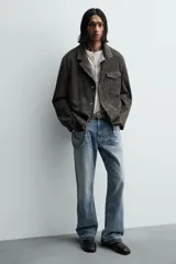 Zapato de vestir tipo derby, color negro, fabricado en piel con horma cuadrada y suela con ligero tacón.