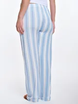 Pantalón de dormir de corte recto y calce relajado, confeccionado en viscosa con elastano de tacto suave. Presenta cintura elastizada para mayor comodidad y fluidez en la caída.